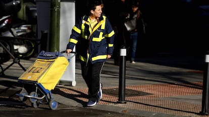 Una cartera de Correos con el carrito en Madrid.