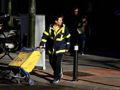 Una cartera de Correos con el carrito en Madrid.