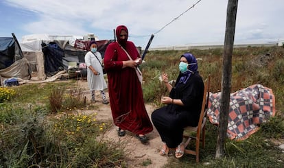 Unas mujeres marroquíes, migrantes, esperan para recibir atención médica de la ONG Médicos del Mundo en el asentamiento chabolista de la Fuentecica, en Níjar (Almería) el 28 de abril de 2020.   