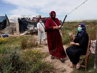 Unas mujeres marroquíes, migrantes, esperan para recibir atención médica de la ONG Médicos del Mundo en el asentamiento chabolista de la Fuentecica, en Níjar (Almería) el 28 de abril de 2020.   