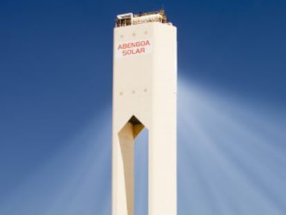 Una torre en la planta solar de Abengoa en Sanlucar La Mayor (Andalucía).