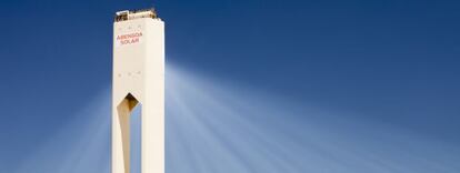 Una torre en la planta solar de Abengoa en Sanlucar La Mayor (Andalucía).