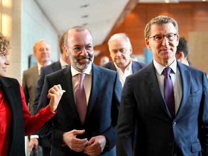 Dolors Montserrat, Manfred Weber y Alberto Núñez Feijóo, este lunes en Barcelona.