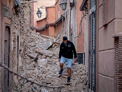 Un hombre pasaba este sábado entre los escombros provocados por el terremoto en Marraquech.