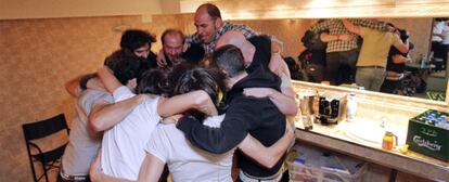 El grupo se abraza anoche en el camerino de La Riviera, poco antes del concierto.