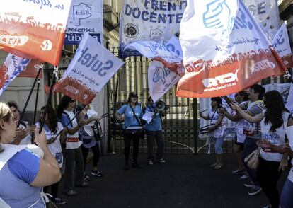Gremios docentes de Buenos Aires protestan frente al ministerio de Economía provincial.