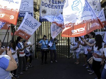 Gremios docentes de Buenos Aires protestan frente al ministerio de Economía provincial.