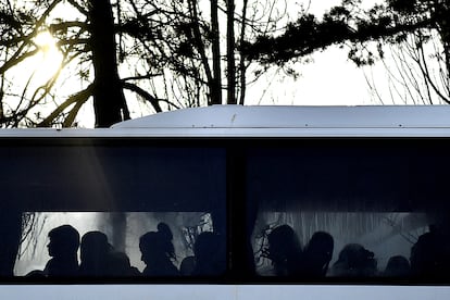 Ciudadanos ucranios en el interior de un autobús tras llegar al cruce fronterizo de Siret (Rumania). Un total de 3.117 ucranios se han registrado como refugiados en Suiza, de los que 2.011 han sido acomodados en centros federales de asilo y 1.106 en hogares privados que se han ofrecido para recibirles, informó este domingo la Secretaría de Estado para la Migración.