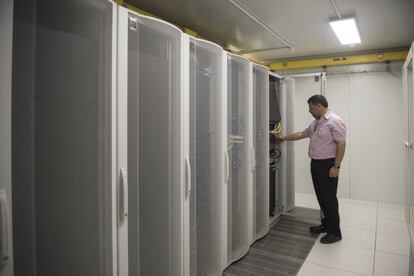 Luis García, empleado de la empresa informática Continent 8 abre uno de los armarios donde se guardan los servidores del centro de datos de Gibraltar.