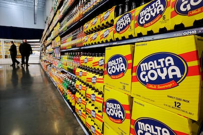 Dos personas pasan por un pasillo con productos de Goya Foods en Nueva Jersey, en 2015.