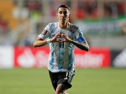 Ángel Di María celebra su gol contra Chile, durante las eliminatorias mundialistas, este jueves.