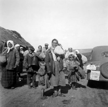 Un grupo de campesinos en la Rusia de Stalin, en un camino cerca de Lubyanka.