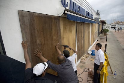Preparativos en Cabo San Lucas justo antes de la entrada del huracán Newton.