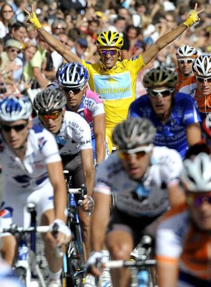 Alberto Contador celebra su victoria en el Tour en medio del pelotón.