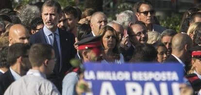 Felipe VI durante un momento de la concentracion en Barcelona contra los atentados terroristas.