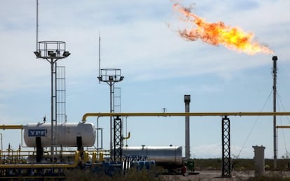 Torres de perfuração e 'fracking' em Vaca Muerta.