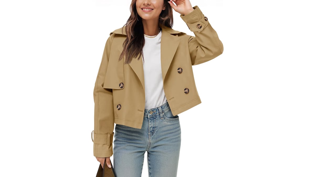 Gabardina corta con diseño cruzado.