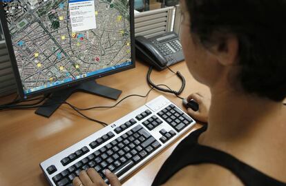Una mujer utiliza el nuevo mapa interactivo de centros sociales de la Generalitat valenciana