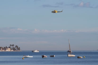 Un helicóptero del 112 de la Comunidad de Murcia, este viernes, durante las labores de búsqueda de un menor desaparecido.
