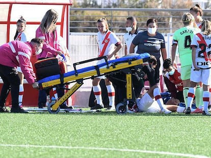 La jugadora del Rayo Camila Sáez, atendida el pasado domingo por los médicos del Athletic.