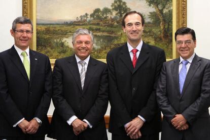 De izquierda a derecha, los presidentes de Caja Extremadura, Víctor Bravo; de la CAM, Modesto Crespo; de Cajastur, Manuel Menéndez, y de Caja Cantabria, Enrique Ambrosio, en la firma de la integración el pasado año.