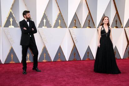 Julianne Moore y su marido, Bart Freundlich, en la pasada ceremonia de los Oscar.