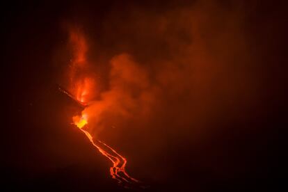 La lava del volcán de La Palma llegó al mar en la costa del municipio de Tazacorte en torno a las once de la noche del martes (hora canaria, una más en la España peninsular), alrededor de la zona conocida como la playa de los Guirres (también llamada Playa Nueva), donde se ha precipitado desde un acantilado de cerca de 100 metros de altura. En la imagen, caída de la lava del volcán de Cumbre Vieja, en la madrugada del miércoles.