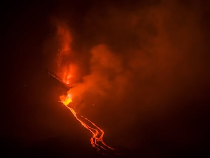 La lava del volcán de La Palma llegó al mar en la costa del municipio de Tazacorte en torno a las once de la noche del martes (hora canaria, una más en la España peninsular), alrededor de la zona conocida como la playa de los Guirres (también llamada Playa Nueva), donde se ha precipitado desde un acantilado de cerca de 100 metros de altura. En la imagen, caída de la lava del volcán de Cumbre Vieja, en la madrugada del miércoles.