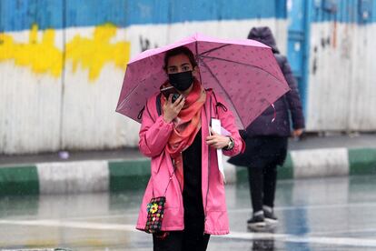 Una mujer camina sin velo por el centro de Teherán, este domingo.