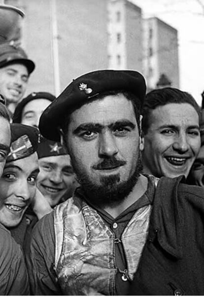 Un artillero y un grupo de Milicias Vascas Antifascistas, defensores de Madrid, retratados en el barrio de Argüelles (invierno de 1936-1937).