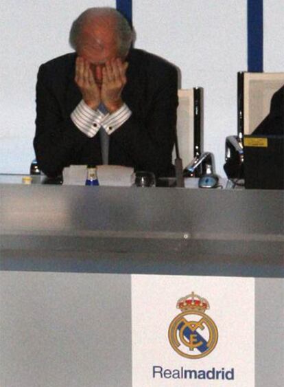 El presidente del Madrid, Ramón Calderón, durante la asamblea.