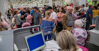 Pasajeros en el aeropuerto de Palma Mallorca el día posterior al anuncio de la quiebra de Thomas Cook.