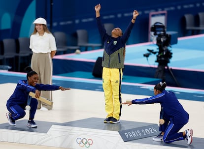 Simone Biles (izquierda) y la también gimnasta estadounidense Jordan Chiles hacían el lunes una reverencia a la brasileña Rebeca Andrade, medalla de oro en suelo en los Juegos Olímpicos de París.