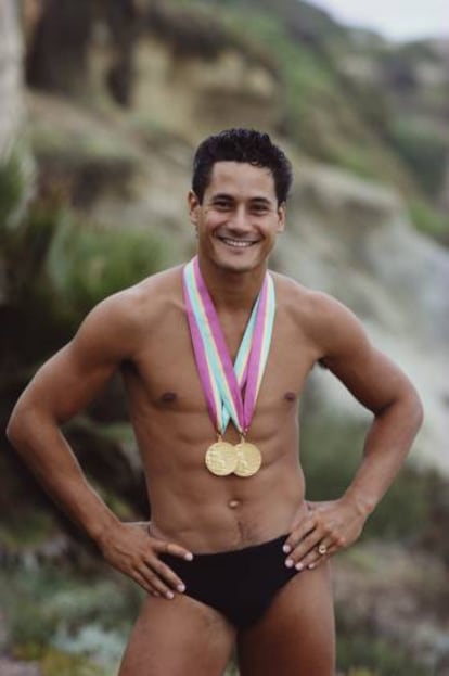 Greg Louganis con las dos medallas de oro que ganó en los Juegos Olímpicos de 1984.