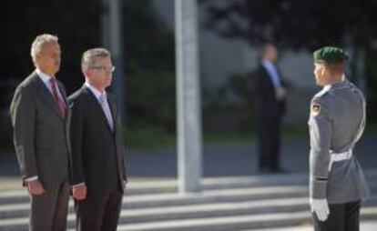 El ministro alemán de Defensa Thomas de Maiziere (d) y su homólogo español, Pedro Morenés (i), visitan el patio interior del Bendlerblock, donde está instalado el monumento recordatorio a la resistencia antihitleriana, en la sede del ministerio de Defensa en Berlín (Alemania).