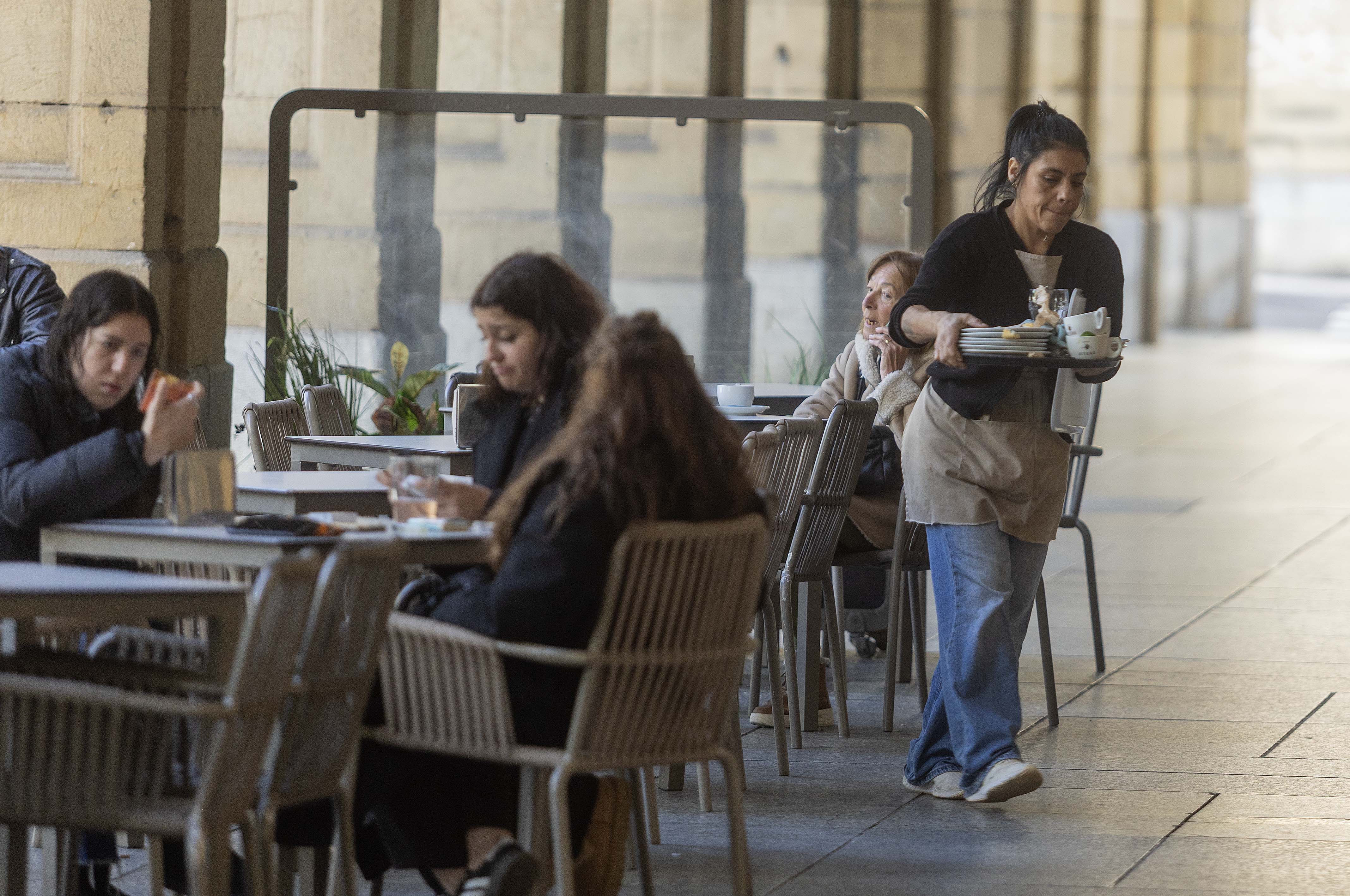 Una camarera retira platos en el centro de San Sebastián, este viernes. 