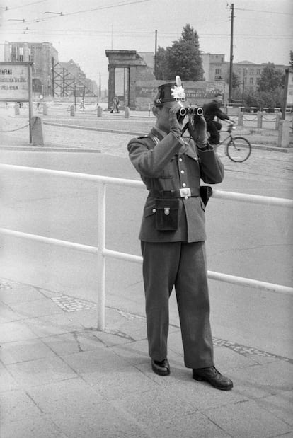Un policía alemán obseva con prismáticos el sector soviético desde la plaza de Postdamer, seis años antes de que se alzara, en 1961, la pared que bloqueó durante 28 años las relaciones entre dos formas prácticamente opuestas de entender la sociedad.