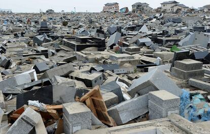Vista de un cementerio arrasado por el terremoto y posterior tsunami del pasado 11 de marzo en la localidad de Natori, prefectura de Miyagi (Japón).