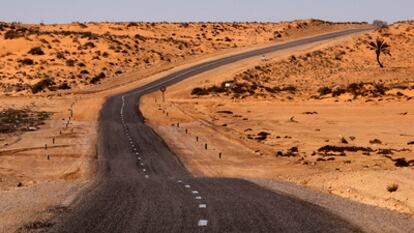 Camino de Dehibat, una ciudad tunecina al sur a unos 250 kilómetros de la costa.