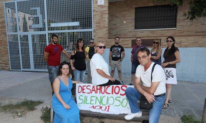 Vecinos de la calle Juan Gris de San Sebastián de los Reyes protestan contra el fondo buitre Lazora, el pasado agosto.