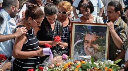 Ofelia Acevedo, viuda de Pay&aacute;, junto a su hija Rosa durante el entierro del opositor. 