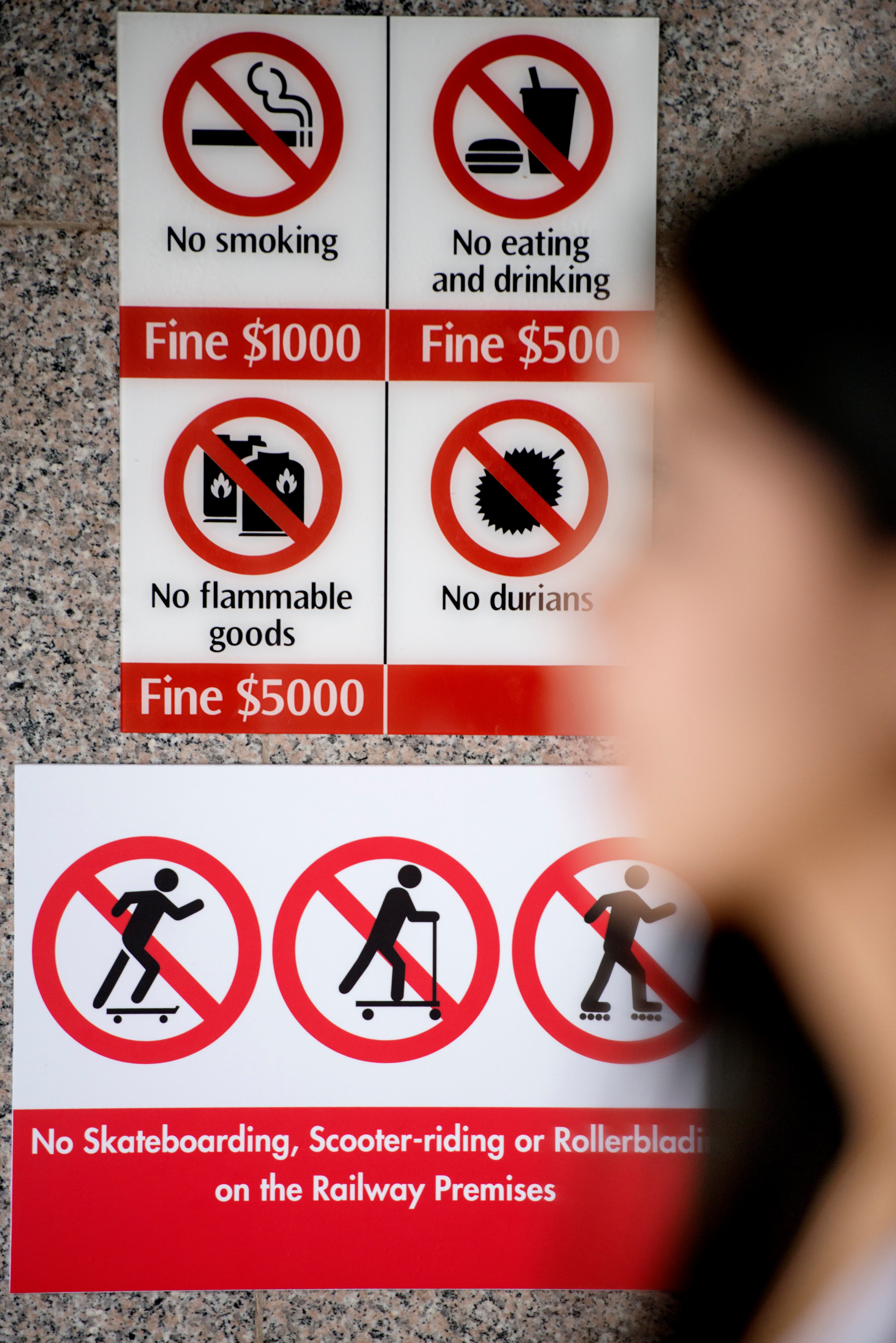 Un cartel anuncia algunas de las prohibiciones de Singapur, hay que tomárselas en serio.