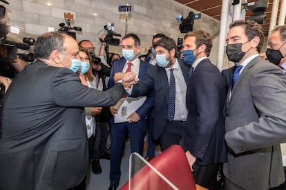 Pablo Casado, Teodoro García Egea y Fernando López Miras saludan a los diputados expulsados de Vox Francisco Carrera y Juan José Liarte en Murcia.