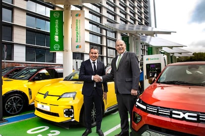 El CEO de Iberdrola España, Mario Ruiz-Tagle, y el director general de Renault Group España, Josep Maria Recasens. Foto cedida por ambas empresas.