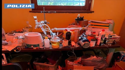 Vista general de un laboratorio clandestino de drogas descubierto por la Policía Estatal de Novara (Italia), el 21 de marzo.