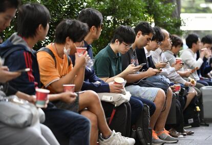 Decenas de personas esperan la apertura de la tienda Apple para comprar el nuevo iPhone en Tokio (Japón).