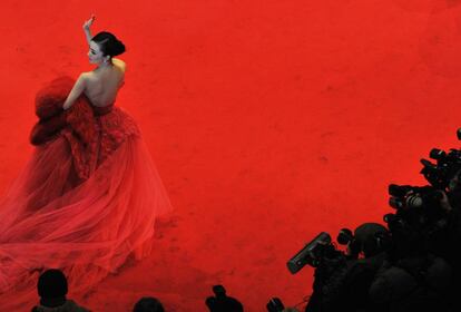La actriz china, Huo Siyan, a su llegada a la alfombra roja en el estreno de la película en la que participa, 'Adieux à la Reine'.