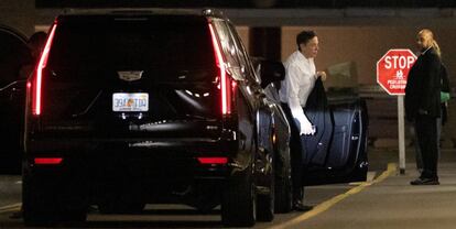 El magnate Elon Musk sale de un coche tras el anuncio de despidos masivos en Twitter.