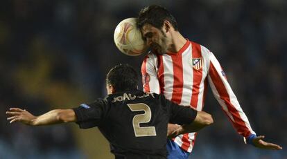 Adri&aacute;n Lopez despeja un bal&oacute;n ante Joao Dias.