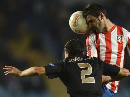 Adri&aacute;n Lopez despeja un bal&oacute;n ante Joao Dias.